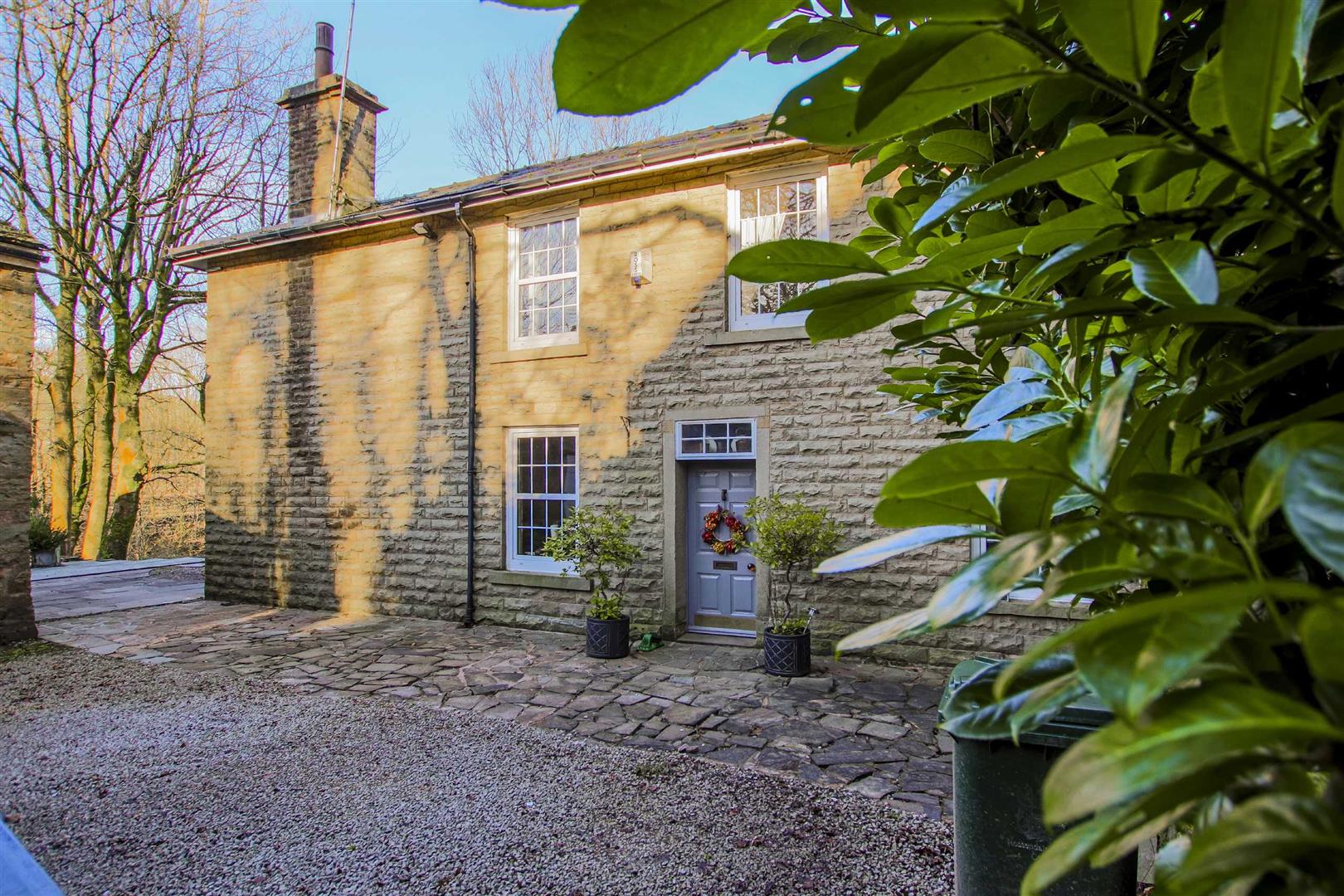 5 Bedroom Detached House For Sale - Main Image